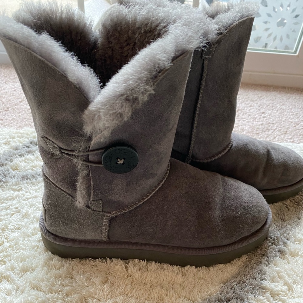 Ugg women’s Bailey Boot Gray size 7
